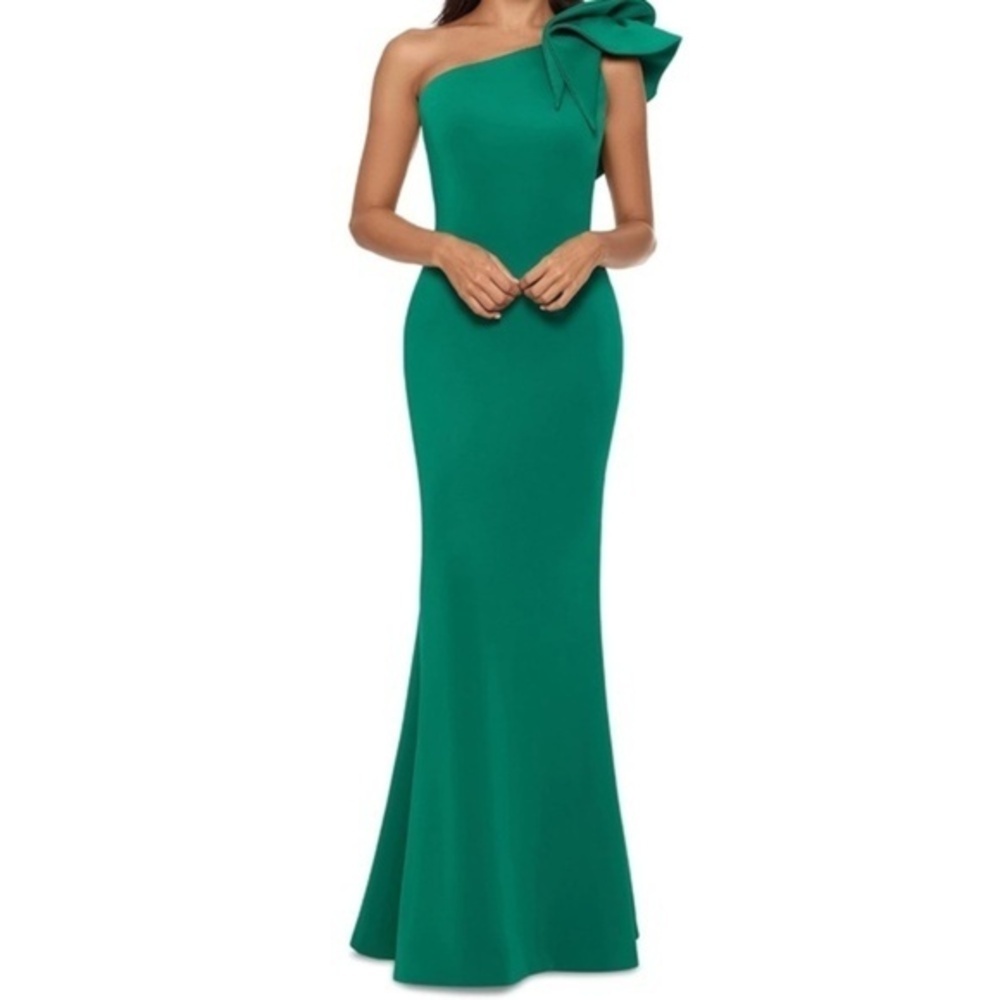 Betsy & Adam. Daisy long‎ scuba one shoulder gown.